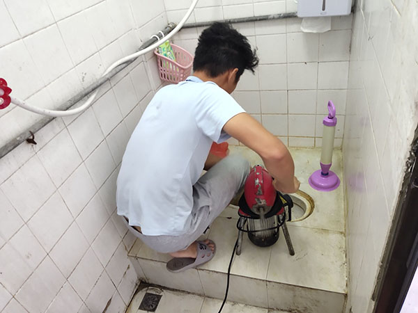 丹江口管道堵塞冒臭气 专业师傅现场解决问题